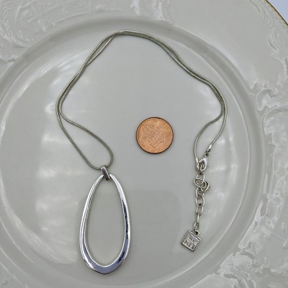 Leon Silver Tone Oval Circle Pendant Necklace - Picture 8 of 8